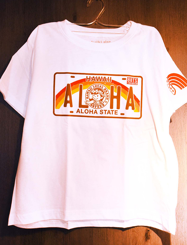 ALOHAの文字がデザインされたTシャツ