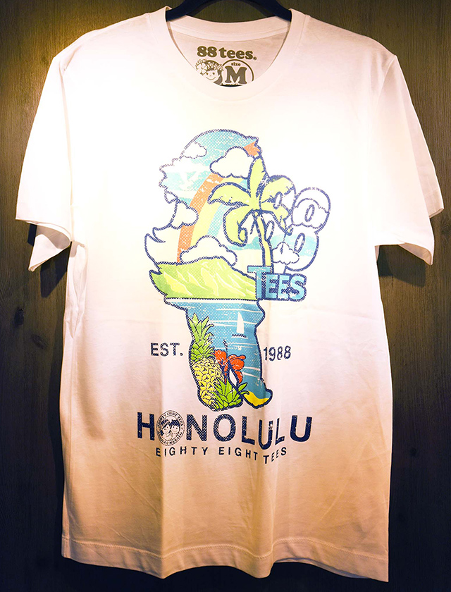 HONOLULUの文字がデザインされたTシャツ